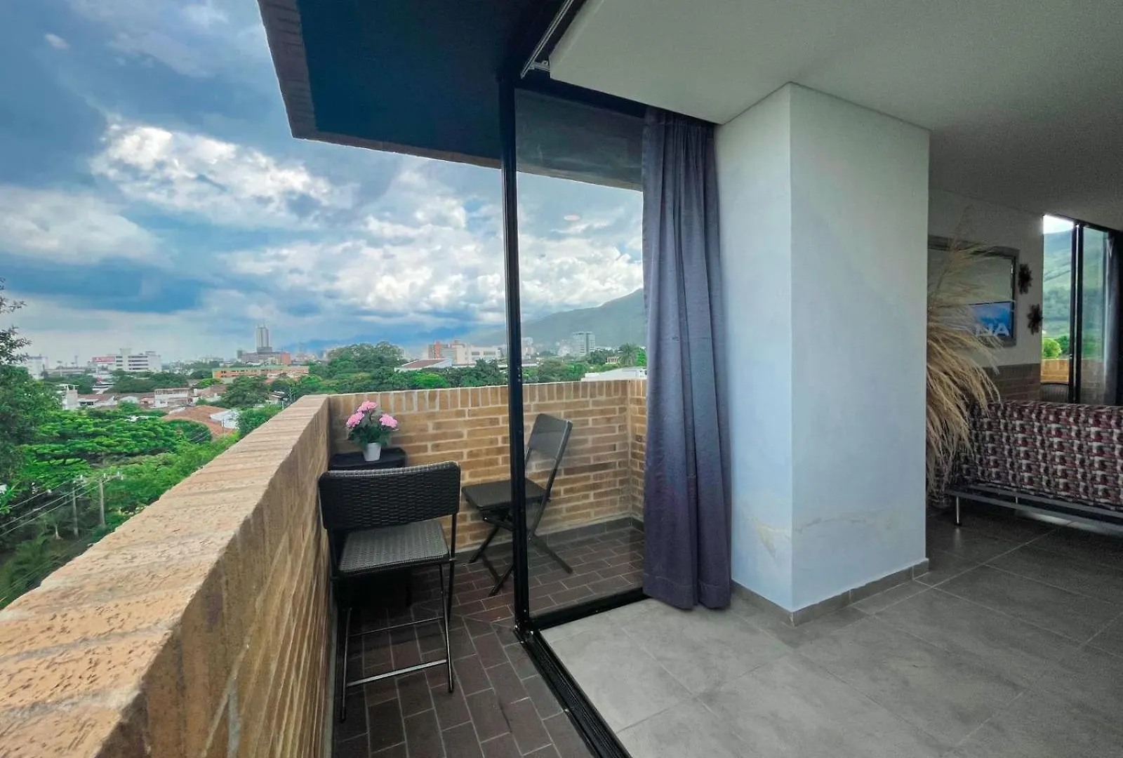 Liv 37 Apartments Cali